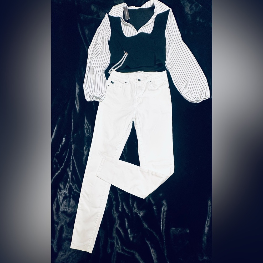 Total Academia Outfit! White High-Rise Skinny Jeans And Corset Style Top!